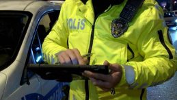 Artuklu’da Ayağını Camdan Çıkaran Sürücüye Ceza