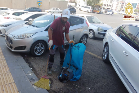 Mardin’in Artuklu ilçesinde, Temizlik İşleri Müdürlüğü ekipleri kavurucu yaz sıcaklarına
