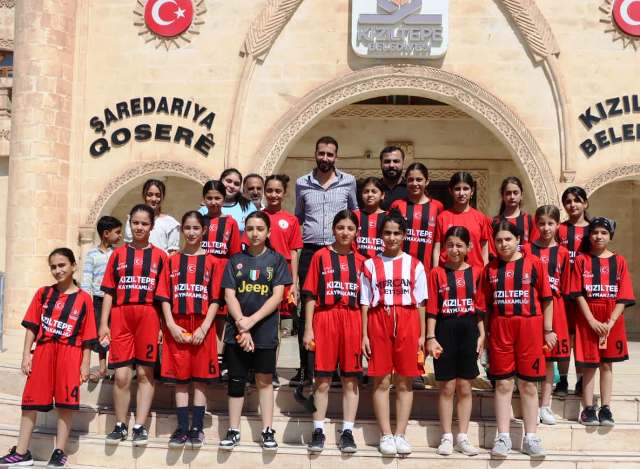 Mardin Kız Hentbol Takımı, Kızıltepe Belediyesi’ni ziyaret ederek bugüne kadar
