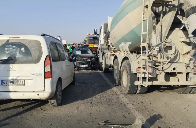  İki araç ile beton mikseri çarpıştı: 2’si ağır 5 yaralı