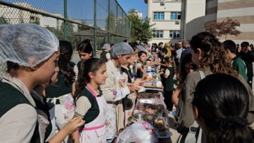 Mardin’de ortaokul öğrencilerden Gazze yararına kermes