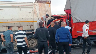 Kamyonet iş makinasına çarptı: 3’ü çocuk 14 yaralı