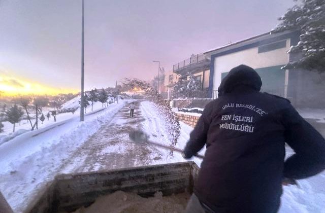 Artuklu Belediyesi Kar Küreme ve Tuzlama Çalışmalarını Aralıksız Sürdürüyor