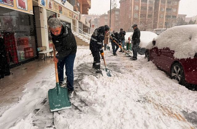 Artuklu’da Kaldırımlarda Kar Temizliği Çalışması
