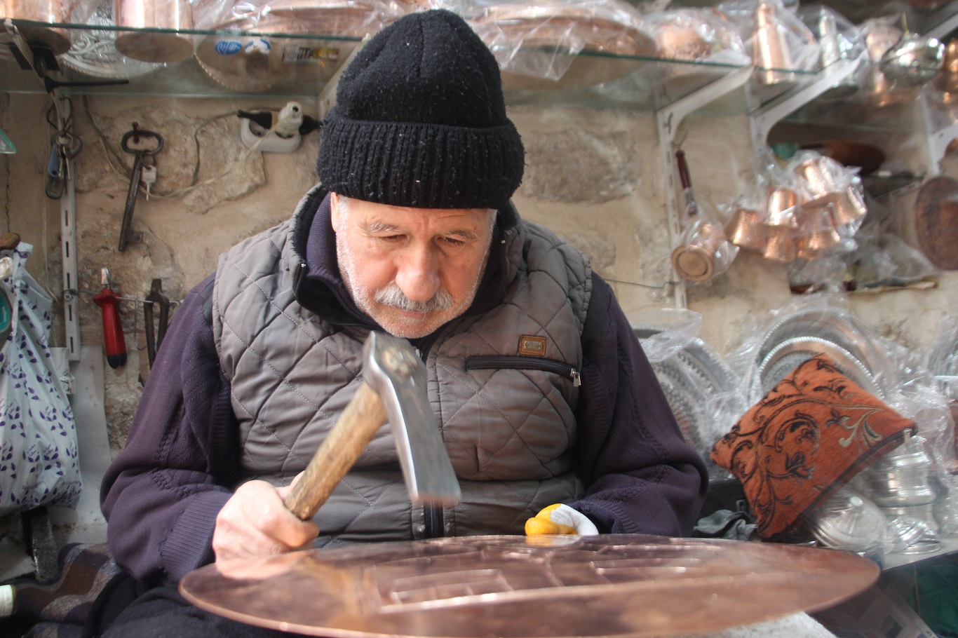 Babasından edindiği bakırcılık mesleğini 60 yıldır aralıksız sürdüren Nihat Özcan,