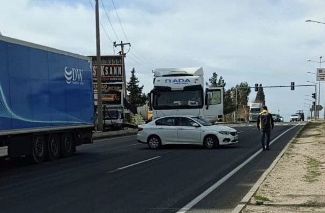 Tır, trafik ışıklarında otomobili ile çarpıştı