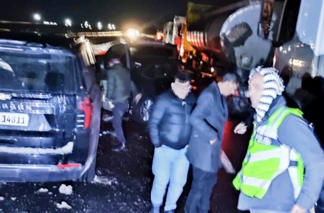 Vide -7 araç kayganlaşan yolda zincirleme kazaya karıştı