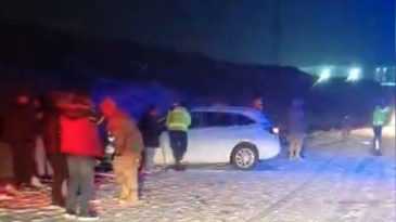 Kar yağışı etkili oldu: 3 araç kazaya karıştı