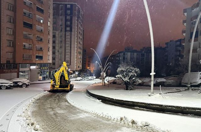 Artuklu Belediyesi Ekiplerinden Karla Mücadele Çalışmaları 