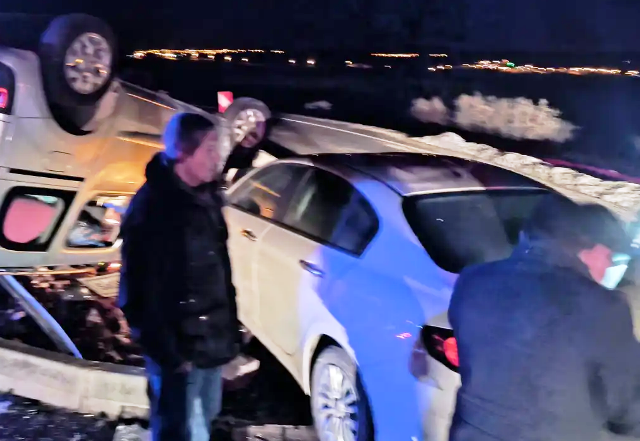 Mardin’in Ömerli ilçesinde, hafif ticari araç ile otomobilin çarpışması sonucu
