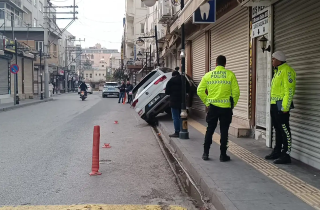 Kontrolden çıkan otomobil elektrik direğine çarptı