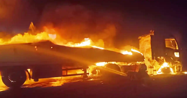Seyir halindeki tır alev aldı, geriye demir yığını kaldı