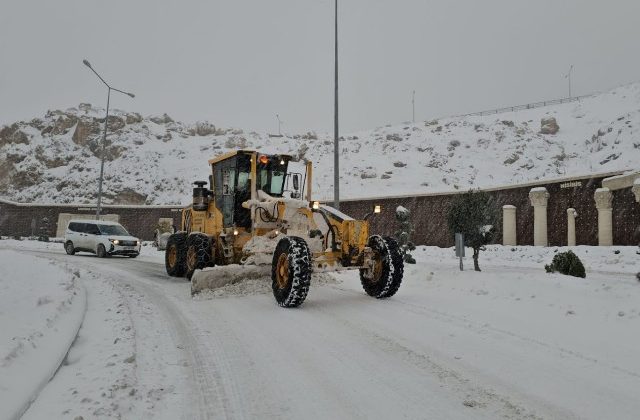 Mardin’de 140 Yerleşim Yerinin Yolu Ulaşıma Kapandı