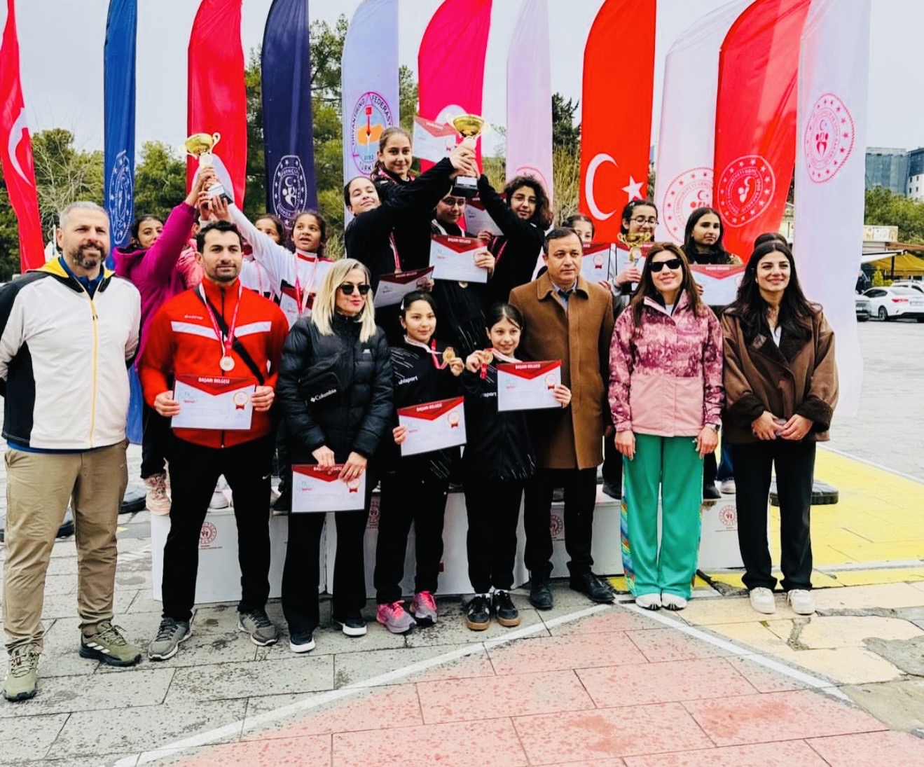 Hacı Suphiye Bölünmez İmam Hatip Ortaokulu öğrencileri, üç ayrı kategoride