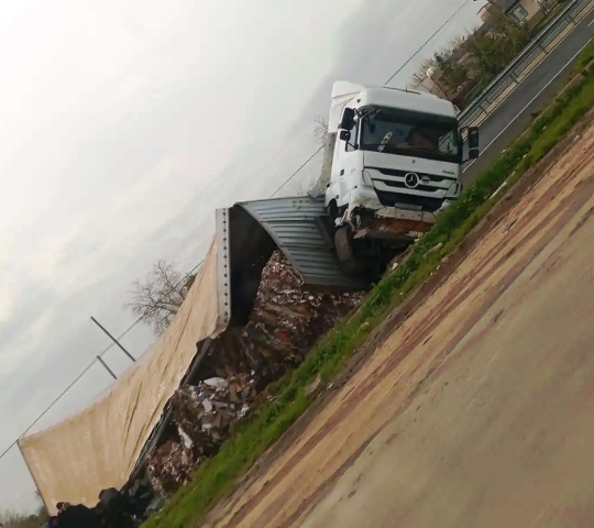 Mardin’in Nusaybin ilçesinde, uluslararası İpekyolu üzerinde karton yüklü tırın devrilmesi
