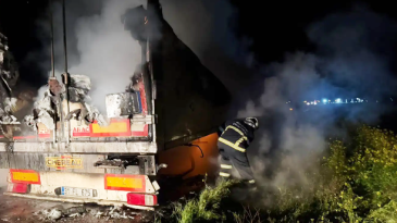 Seyir halindeki tır’ın dorsesi alevlere teslim oldu