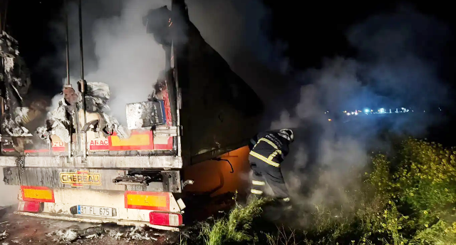 Seyir halindeki tır’ın dorsesi alevlere teslim oldu