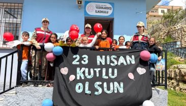 Jandarmadan Miniklere 23 Nisan Sürprizi