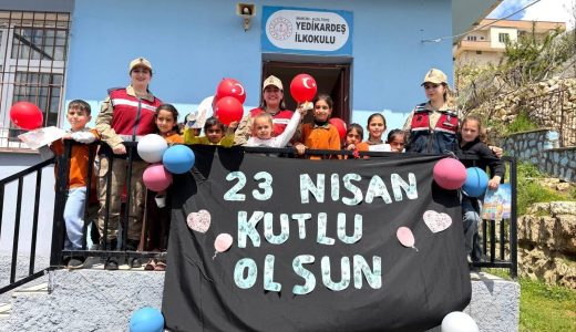 Jandarmadan Miniklere 23 Nisan Sürprizi