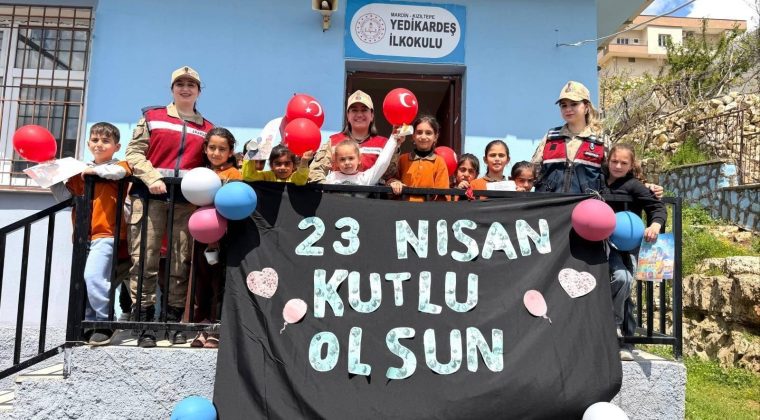 Jandarmadan Miniklere 23 Nisan Sürprizi