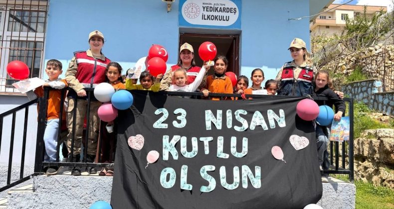 Jandarmadan Miniklere 23 Nisan Sürprizi