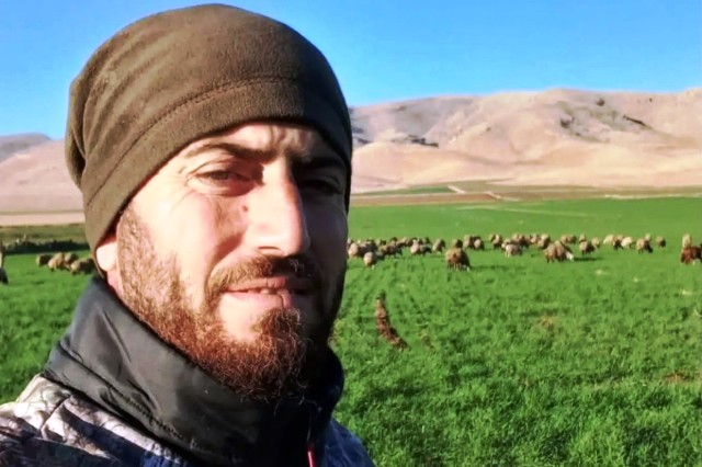 Mardin’in Derik ilçesinde, çobanlık yapan Emrah A. (38), silahlı saldırıya