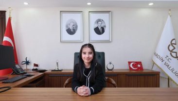 Vali Koltuğuna Minik Ela Naz Oturdu