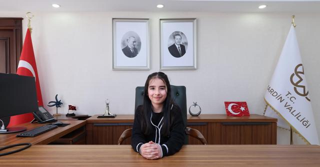 Vali Koltuğuna Minik Ela Naz Oturdu