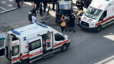 Motosiklet otomobile çarptı: 3 yaralı