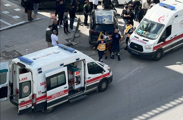 Motosiklet otomobile çarptı: 3 yaralı