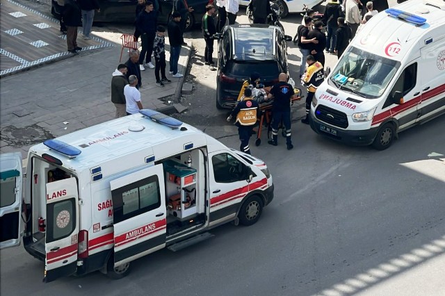 Mardin’in Nusaybin ilçesinde, seyir halindeki otomobile çarpan motosikletin devrilmesi sonucu