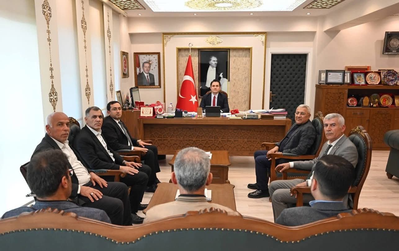 AK Parti Nusaybin İlçe Başkanı İrfan Yıldızoğlu yönetim kurulu üyelerinden