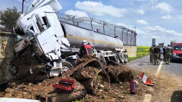 Petrol yüklü tanker duvara çarptı