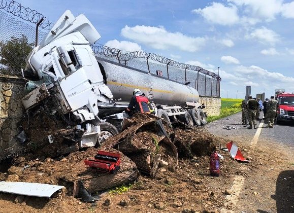 Petrol yüklü tanker duvara çarptı