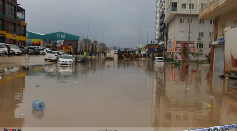 Mardin’de sağanak yağış: Dereler taştı, yollar göle döndü
