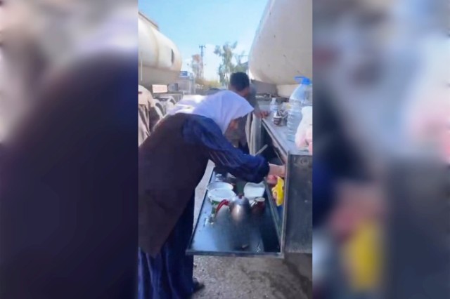 Mardin’in Nusaybin ilçesinde günlerdir yük bekleyen tanker şoförünü ziyaret eden