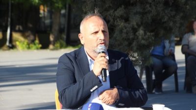 Mardin’de düzenlenen bir programda konuşan Küresel Sumud Filosu aktivisti ve