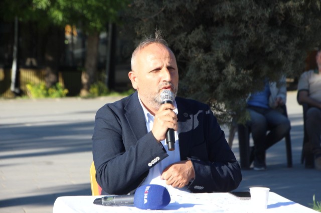 Mardin’de düzenlenen bir programda konuşan Küresel Sumud Filosu aktivisti ve