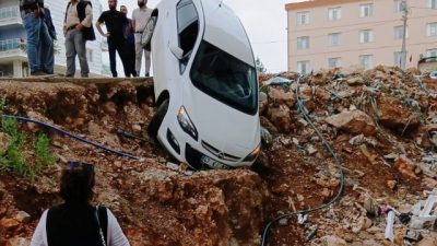 Mardin’in Artuklu ilçesinde kontrolden çıkan bir otomobil, yüksek kesimden kayarak,