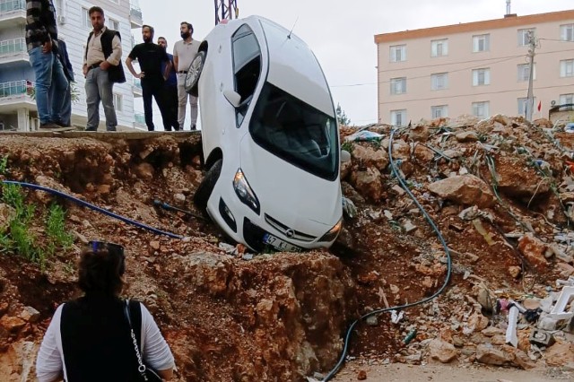 Mardin’in Artuklu ilçesinde kontrolden çıkan bir otomobil, yüksek kesimden kayarak,