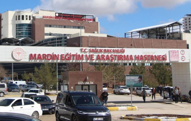 Mardin’in Artuklu ilçesinde amcasının geri manevra yaptığı otomobilin altında kalan