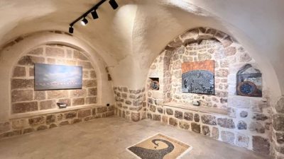 Mardin’in Artuklu ilçesinde açılan “Ne Yerde Ne Gökte” adlı çağdaş