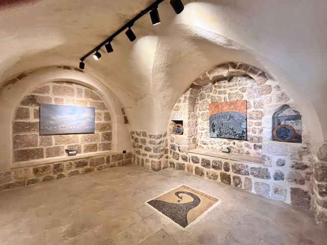 Mardin’in Artuklu ilçesinde açılan “Ne Yerde Ne Gökte” adlı çağdaş