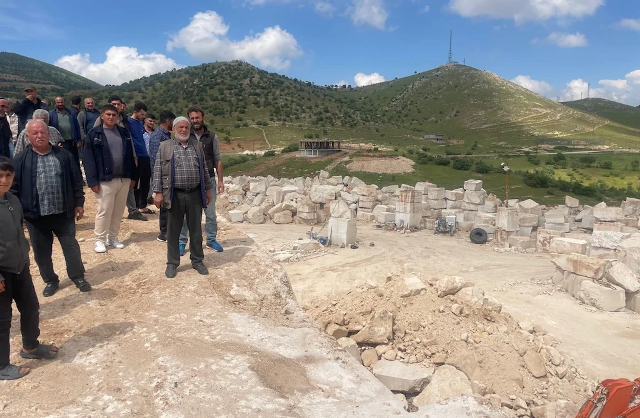 Mardin’in Savur ilçesine bağlı İçören Mahallesi, aralıklarla açılan taş ocakları