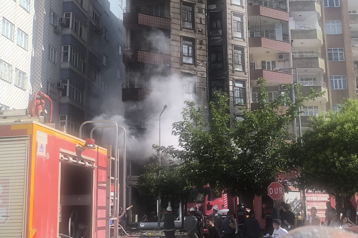 Mardin’in Kızıltepe ilçesinde 8 katlı bir binanın alt katındaki iş