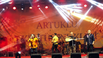 Artuklu Belediyesi tarafından düzenlenen Bahar Şenlikleri, Kürt müziğinin sevilen gruplarından