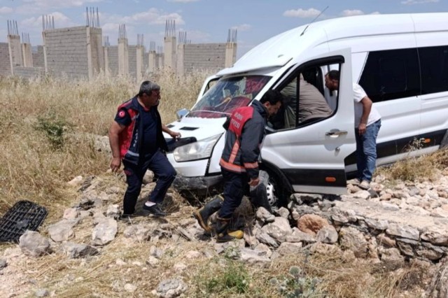 Mardin’in Nusaybin ilçesinde kontrolden çıkan minibüsün şarampole uçtuğu kazada 2