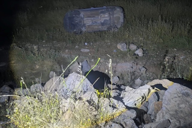 Mardin’in Nusaybin ilçesinde kontrolden çıkan otomobilin uçuruma yuvarlanması sonucu otomobil