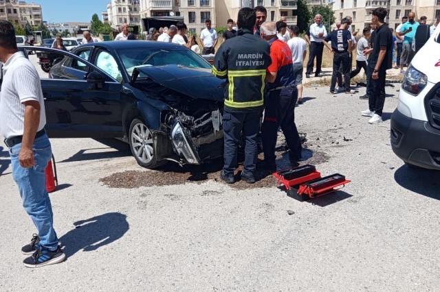 Mardin’in Nusaybin ilçesinde, iki otomobilin çarpışması sonucu meydana gelen kazada