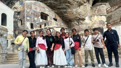 Mardin’in Yeşilli ilçesinden yola çıkan Yatılı Bölge Ortaokulu (YBO) korosu,